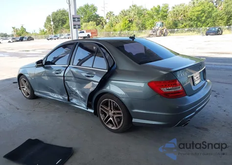 2012 Mercedes-Benz C 350 Sport z USA, uszkodzony, nr VIN WDDGF5HB7CR196993